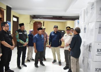 Wabup Sidoarjo Dampingi Plh. Gubernur Jatim Tinjau Logistik Pemilu