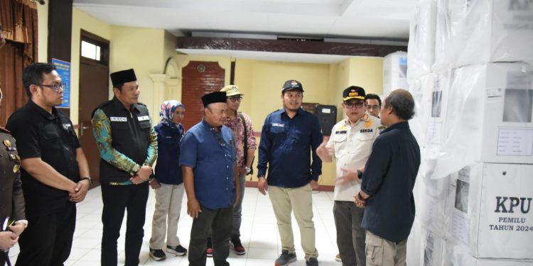 Wabup Sidoarjo Dampingi Plh. Gubernur Jatim Tinjau Logistik Pemilu