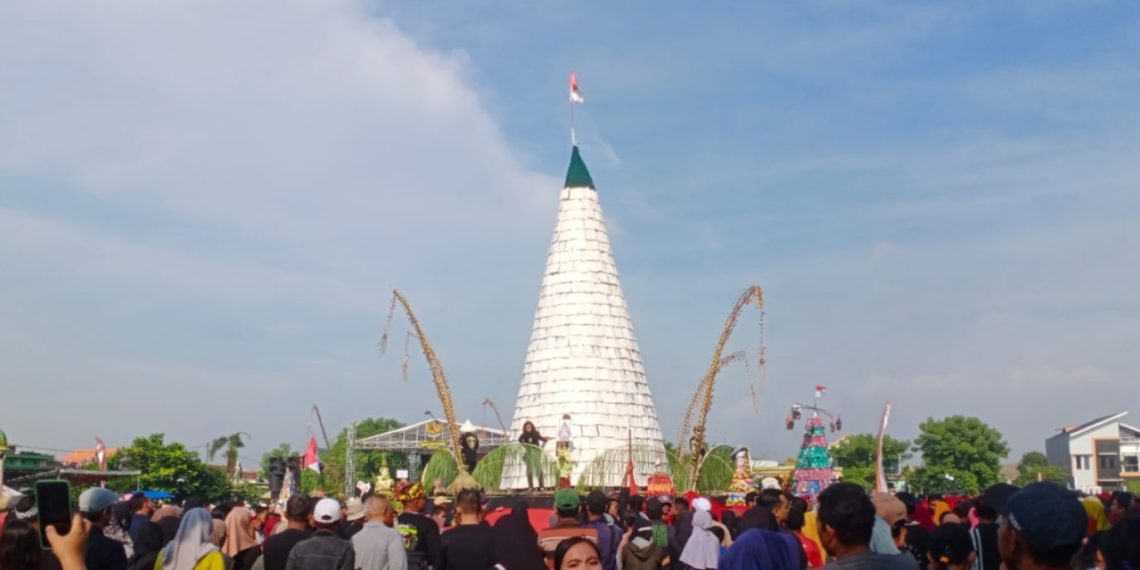 Warga Sedengan Mijen Kecamatan Krian Memadati Lapangan, Rayakan Tradisi Ruwah Desa Dengan Gunungan Tempe