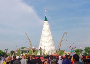 Warga Sedengan Mijen Kecamatan Krian Memadati Lapangan, Rayakan Tradisi Ruwah Desa Dengan Gunungan Tempe