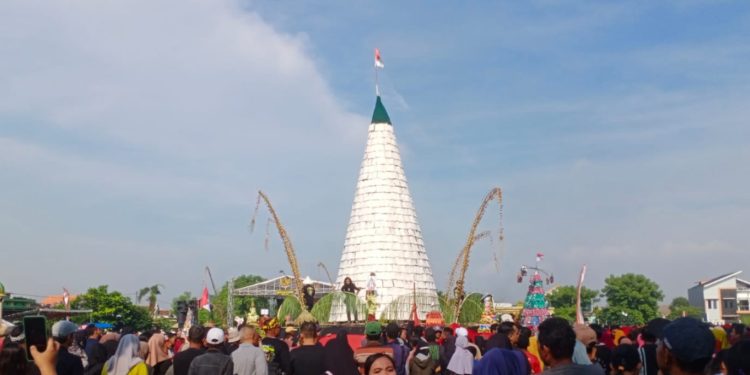 Warga Sedengan Mijen Kecamatan Krian Memadati Lapangan, Rayakan Tradisi Ruwah Desa Dengan Gunungan Tempe