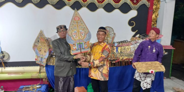 Campursari dan Pagelaran Wayang Kulit Ramaikan Acara Ruwah Desa Kemantren Kecamatan Tulangan