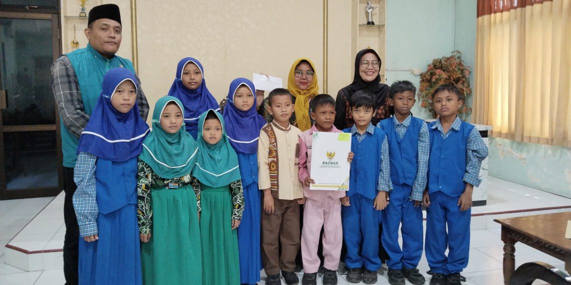 BAZNAS Kabupaten Sidoarjo Salurkan Biaya Pendidikan Untuk Siswa Kurang Mampu Secara Kolektif