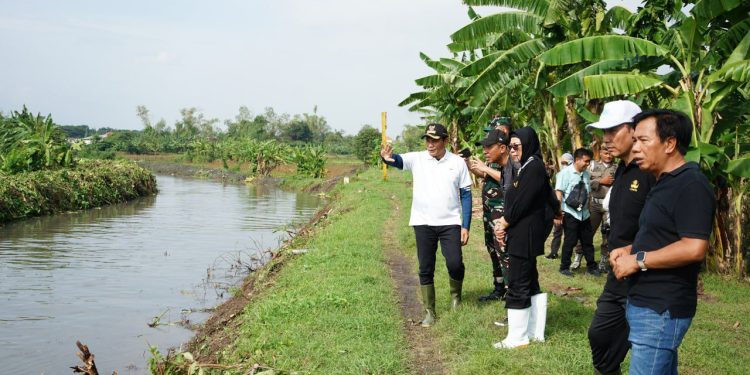 Pimpin Jihad Rawat Kali di Sungai Desa Klurak, Plt. Bupati Sidoarjo: Ini Bentuk Komitmen Bersama untuk Mencegah Banjir