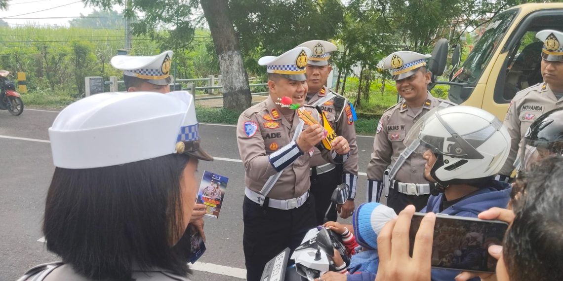 Sosialisasi Ops Keselamatan Semeru 2025, Satlantas Polres Magetan Bagikan Pamflet,Bunga Hingga Coklat kepada Pengendara