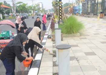 ASN Sidoarjo Kerjabakti Percantik Taman dan Pedestrian