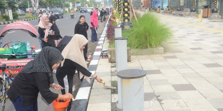 ASN Sidoarjo Kerjabakti Percantik Taman dan Pedestrian