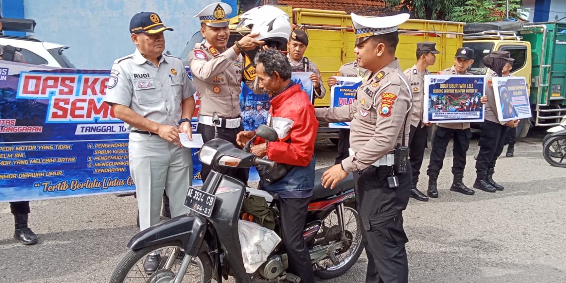 Apresiasi Pengendara Tertib, Polres Madiun Bagikan Helm dan Souvenir Dalam Operasi Semeru 2025