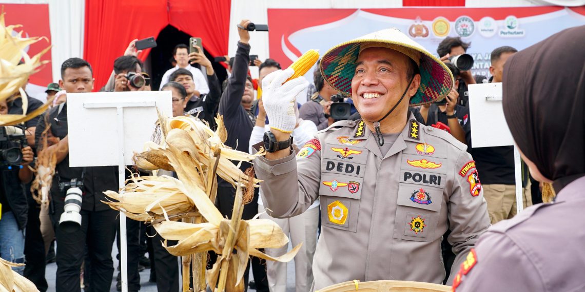 Wujudkan Astacita, Irwasum Polri Pimpin Panen Jagung Serentak di Madiun