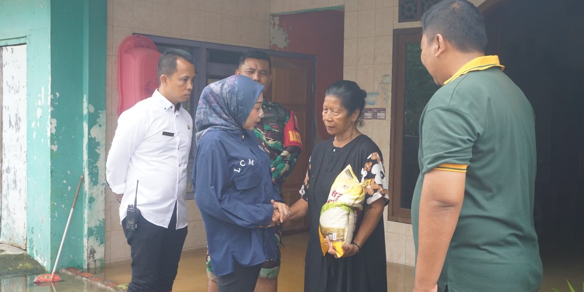 Wabup dan Ketua TP PKK Sidoarjo Kunjungi Korban Banjir di Krian dan Porong