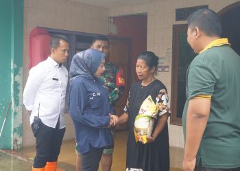 Wabup dan Ketua TP PKK Sidoarjo Kunjungi Korban Banjir di Krian dan Porong