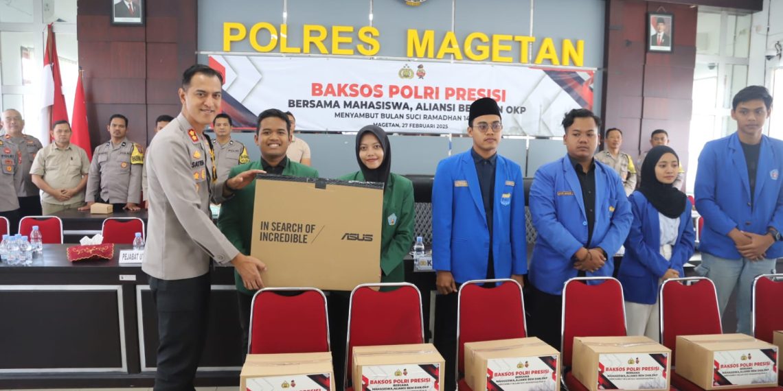 Polres Magetan Bersama Aliansi Mahasiswa Salurkan Baksos Polri Presisi Sambut Ramadan 1446 H