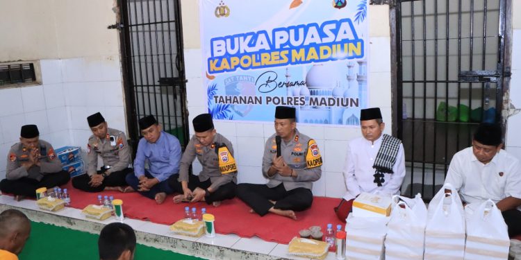 Jalin Kedekatan dan Silaturahmi dengan Tahanan, Kapolres Madiun Gelar Buka Puasa Bersama