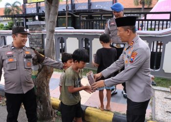 Kapolres Madiun Bagikan Takjil kepada Pengendara, Wujud Kepedulian Polri di Bulan Ramadhan