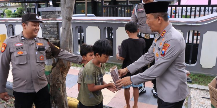 Kapolres Madiun Bagikan Takjil kepada Pengendara, Wujud Kepedulian Polri di Bulan Ramadhan