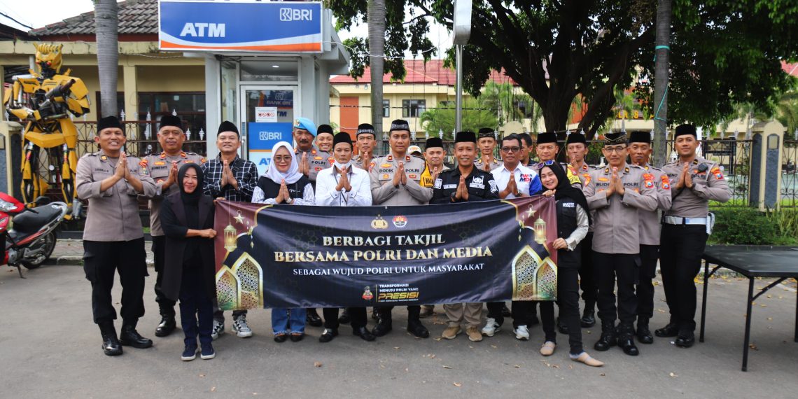 Semarak Ramadan 1446 H, Polres Magetan Bersama Awak Media Berbagi Takjil untuk Masyarakat