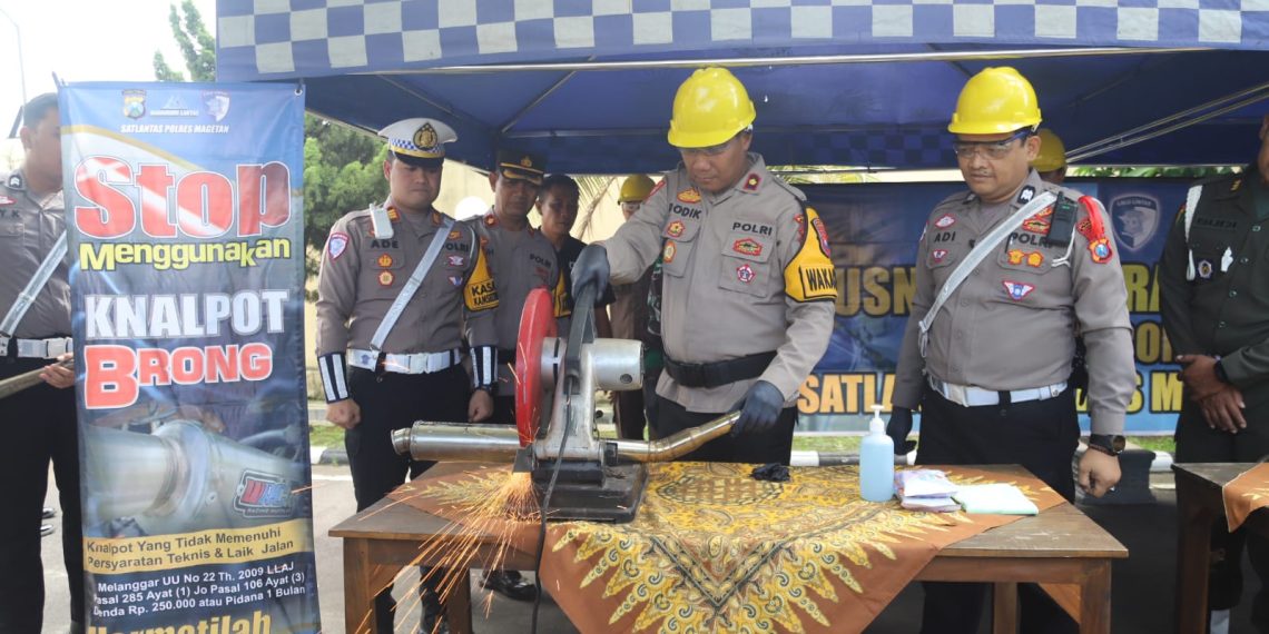 Jelang Lebaran, Polres Magetan Musnahkan Ratusan Liter Miras dan Puluhan Knalpot Brong