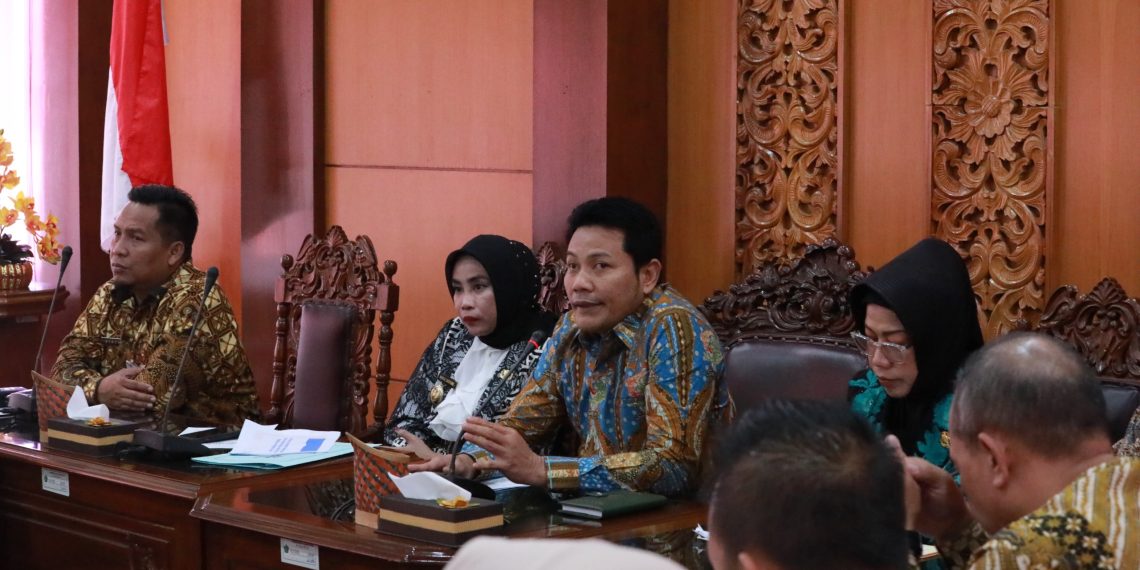 Bupati Sidoarjo Pimpin Rapat Koordinasi Perbaikan Jalan: Targetkan Rampung Sebelum Idulfitri 1446 H