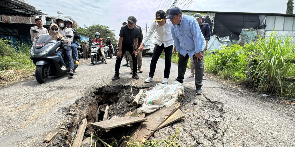 Bupati Sidoarjo Subandi Sidak Jembatan Ambles di Desa Banjarsari, Siapkan Perbaikan Permanen