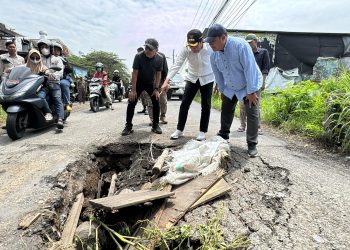 Bupati Sidoarjo Subandi Sidak Jembatan Ambles di Desa Banjarsari, Siapkan Perbaikan Permanen