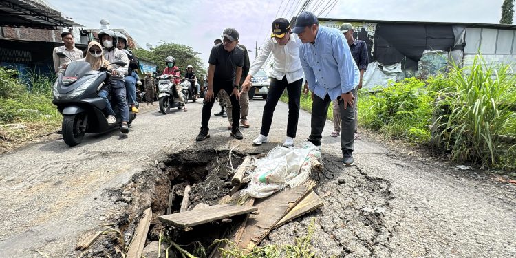 Bupati Sidoarjo Subandi Sidak Jembatan Ambles di Desa Banjarsari, Siapkan Perbaikan Permanen