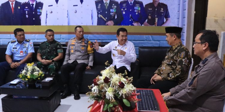 Deputi IV Kemenko Polkam Tinjau Pospam Ops Ketupat Semeru 2025 di Madiun