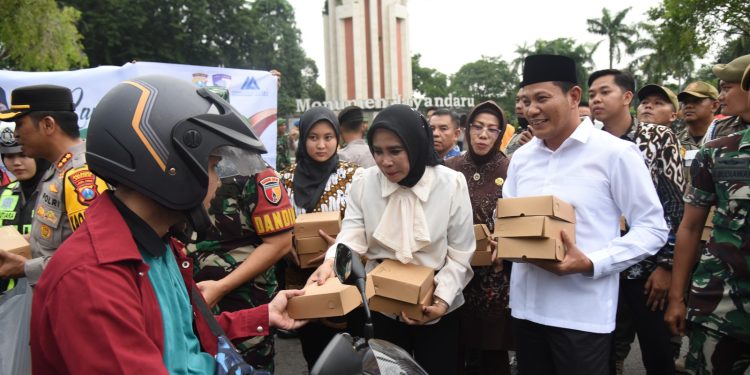 Forkopimda Sidoarjo Bagikan 4 Ribu Takjil