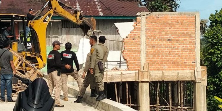 Dibongkar!!!, Wabup H.A.Khafid Tertibkan Bangunan Tanpa IMB di Areal Terlarang