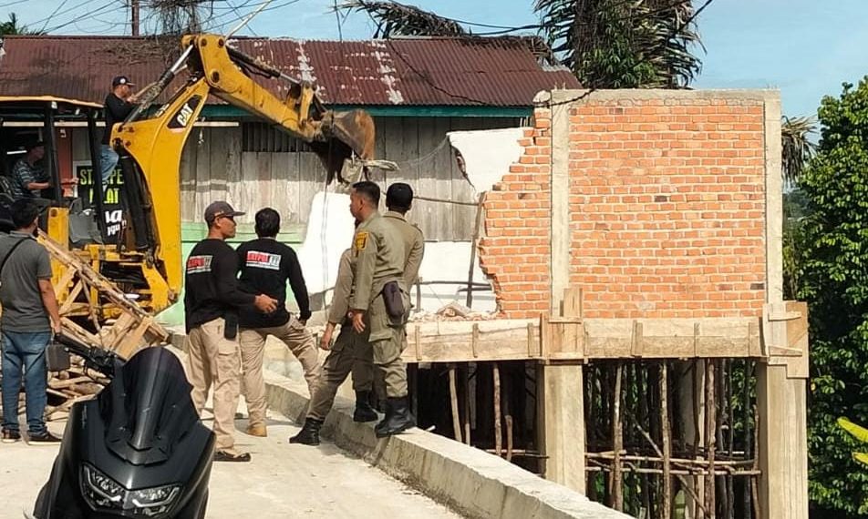 Dibongkar!!!, Wabup H.A.Khafid Tertibkan Bangunan Tanpa IMB di Areal Terlarang