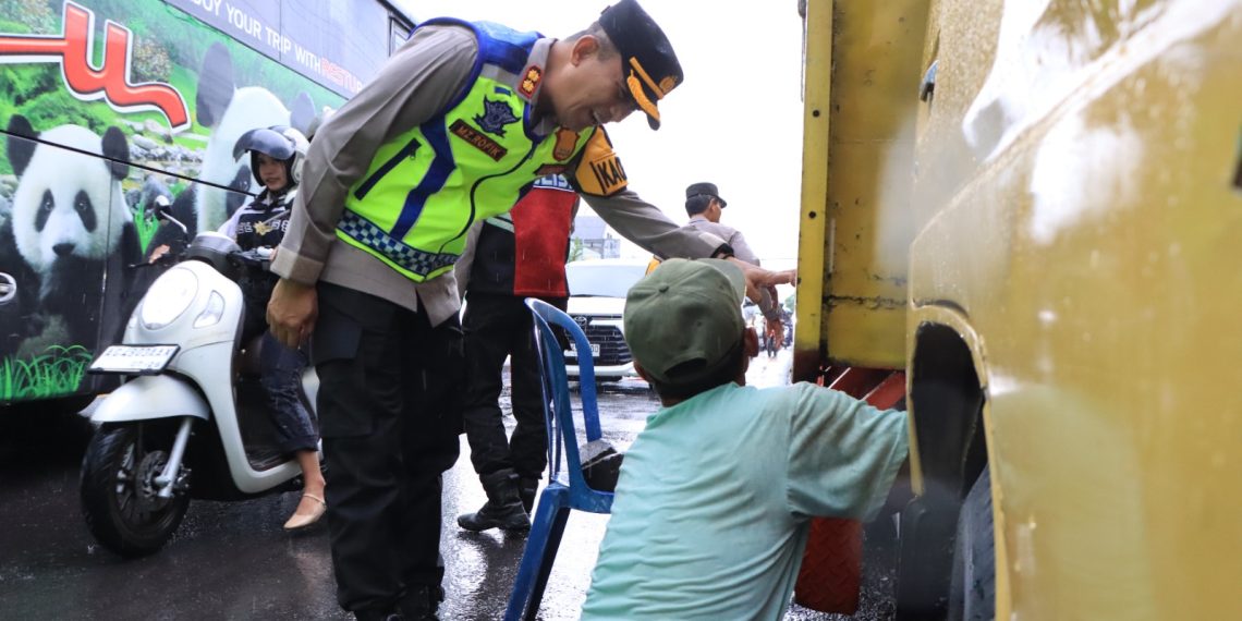 Kapolres Madiun Turun Langsung Atur Arus Balik di Tengah Hujan dan Bantu Dorong Truk Mogok