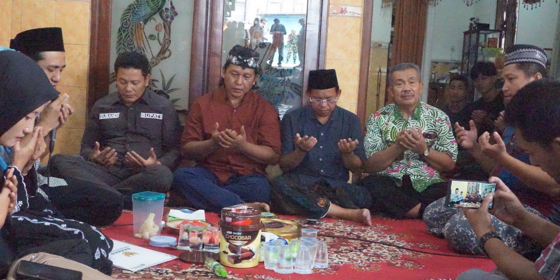 Bupati Sidoarjo H.Subandi Takziah ke Keluarga Korban Tragedi Tanah Longsor di Pacet Mojokerto