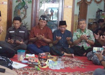Bupati Sidoarjo H.Subandi Takziah ke Keluarga Korban Tragedi Tanah Longsor di Pacet Mojokerto