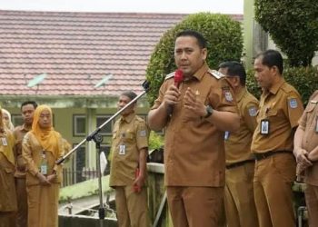 Hari Pertama Masuk Kerja, Bupati Melaksanakan Apel di RSUD Kolonel Abundjani