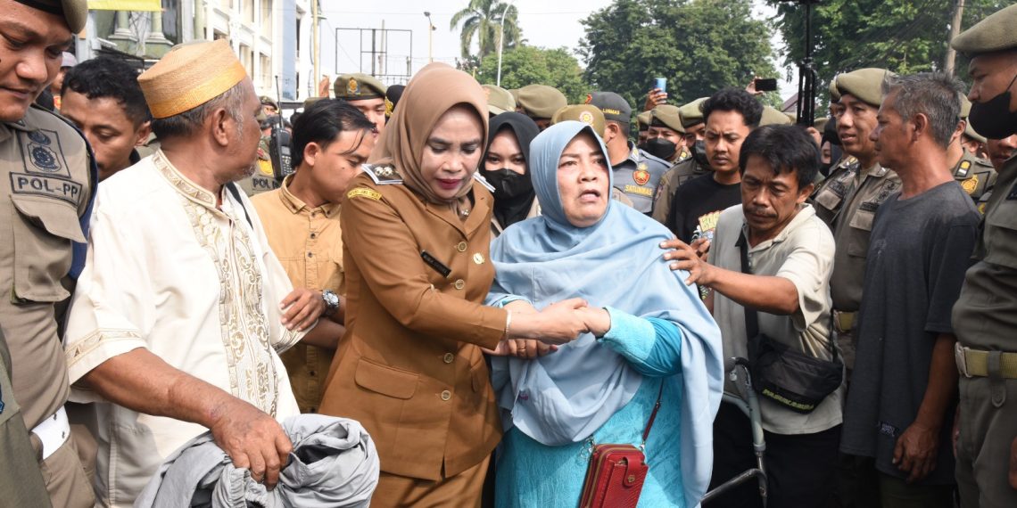 Pemkab Sidoarjo Normalisasi Afvoer Bono Desa Pepelegi, PKL Beri Jalan Alat Berat Untuk Masuk