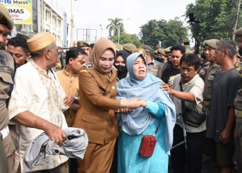 Pemkab Sidoarjo Normalisasi Afvoer Bono Desa Pepelegi, PKL Beri Jalan Alat Berat Untuk Masuk