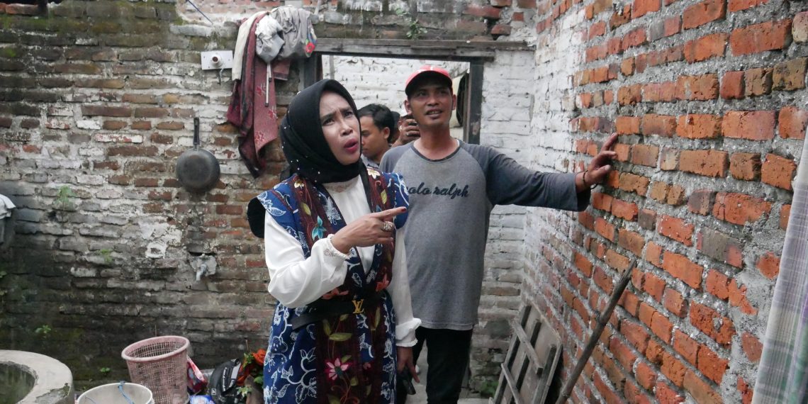 Rumah Di Terjang Angin Kencang Di Desa Sumput, Wakil Bupati Hj. Mimik Idayana Sigap Sidak Berikan Bantuan Perbaikan Rumah