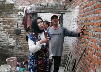 Rumah Di Terjang Angin Kencang Di Desa Sumput, Wakil Bupati Hj. Mimik Idayana Sigap Sidak Berikan Bantuan Perbaikan Rumah
