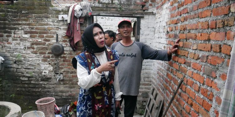 Rumah Di Terjang Angin Kencang Di Desa Sumput, Wakil Bupati Hj. Mimik Idayana Sigap Sidak Berikan Bantuan Perbaikan Rumah