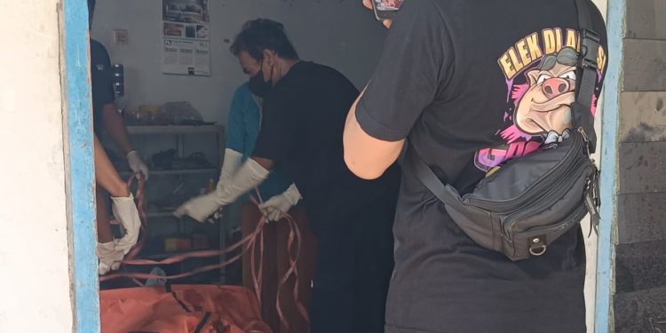 Mayat Pria Ditemukan Membusuk di Sebuah Kamar Kos di Sumengko Gresik