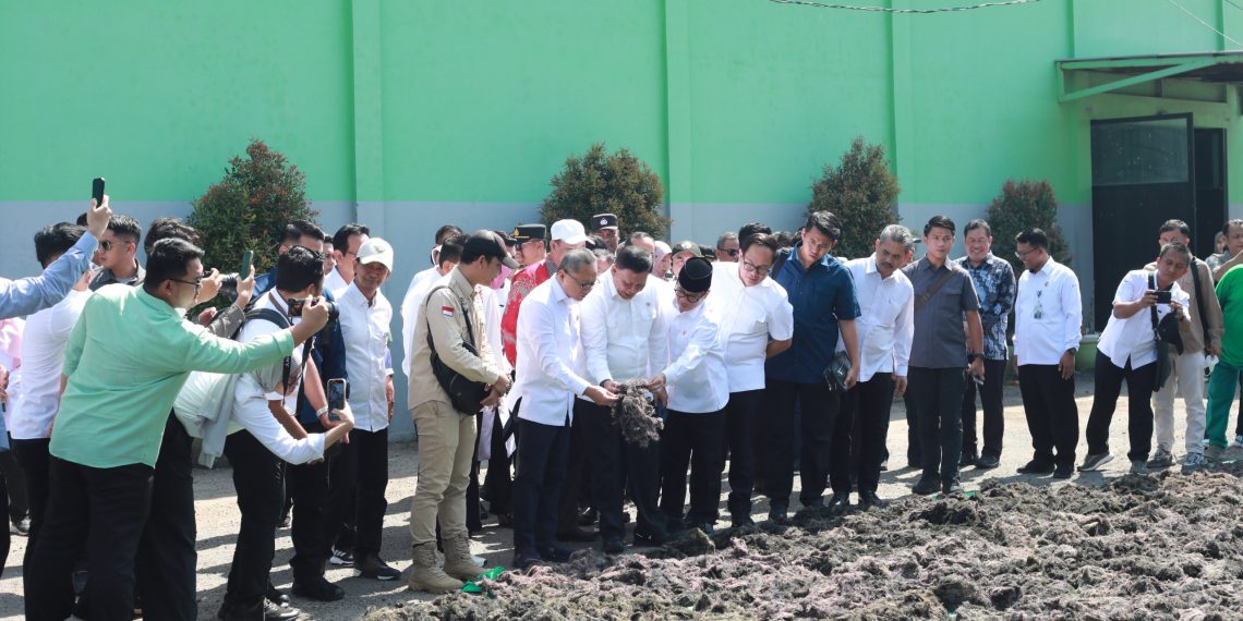 Wabup Sidoarjo Dampingi Menko Pangan Zulkifli Hasan dalam Peninjauan Musdesus dan Kunker ke Koperasi Merah Putih Tambak Rumput Laut di Desa Kupang