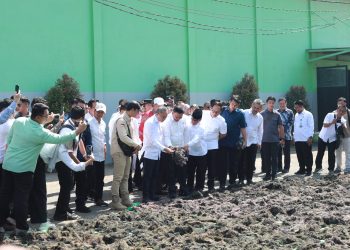 Wabup Sidoarjo Dampingi Menko Pangan Zulkifli Hasan dalam Peninjauan Musdesus dan Kunker ke Koperasi Merah Putih Tambak Rumput Laut di Desa Kupang