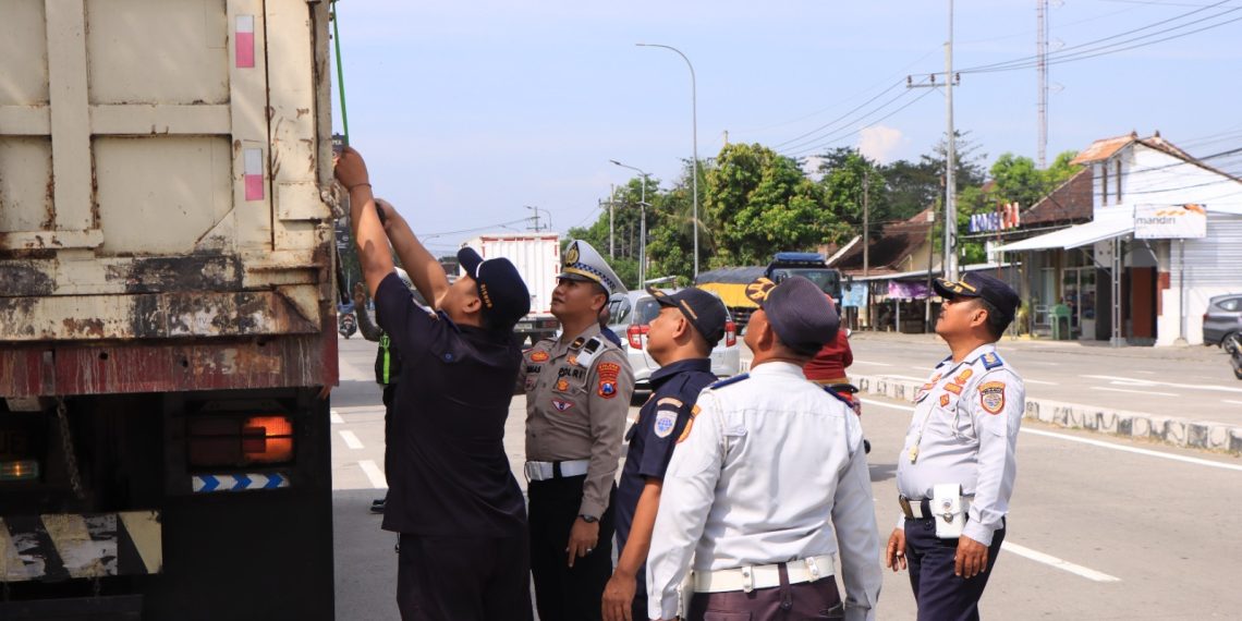 Gelar Razia di Dumpil, Satlantas Polres Madiun Hentikan Truk ODOL