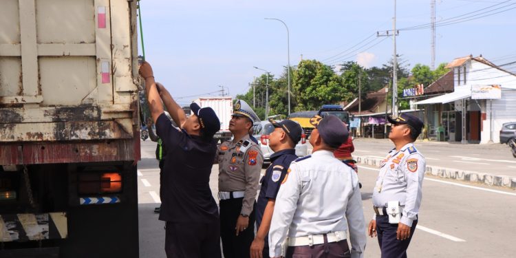 Gelar Razia di Dumpil, Satlantas Polres Madiun Hentikan Truk ODOL