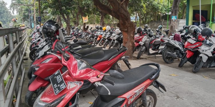 Ruang Terbuka Hijau Beralih Fungsi Jadi Tempat Parkiran Motor, Diduga Ada Permainan Oleh Seseorang