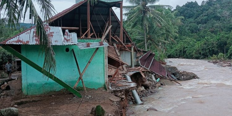 Kondisi Pasca Banjir, Masjid Baitul Rahman Desa Bukit Berantai Tidak Bisa Digunakan Lagi