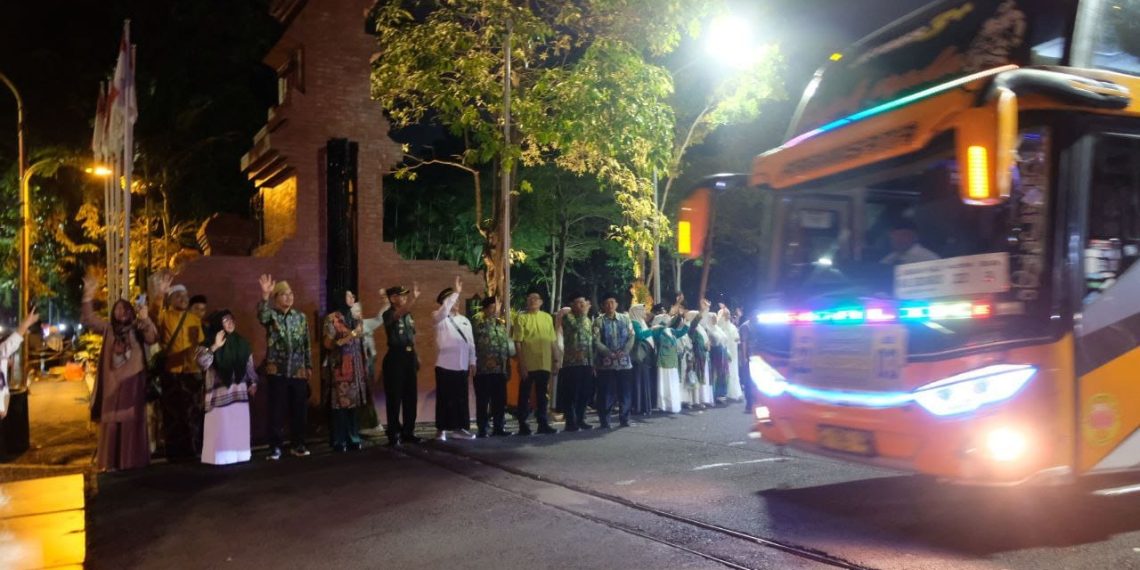 Sekretaris Daerah Sidoarjo Lepas Calon Jamaah Haji Kloter 22 dengan Delapan Unit Bus