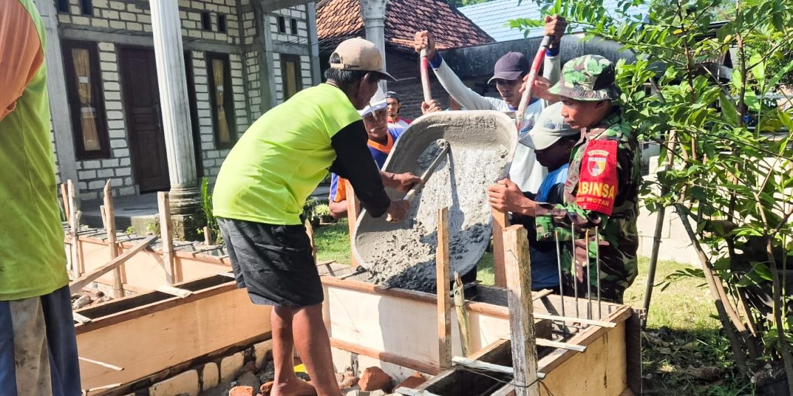 Bersama Warga Margoagung, TNI Koramil Sumberrejo Bojonegoro Cor Pondasi Musholla