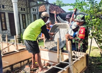 Bersama Warga Margoagung, TNI Koramil Sumberrejo Bojonegoro Cor Pondasi Musholla