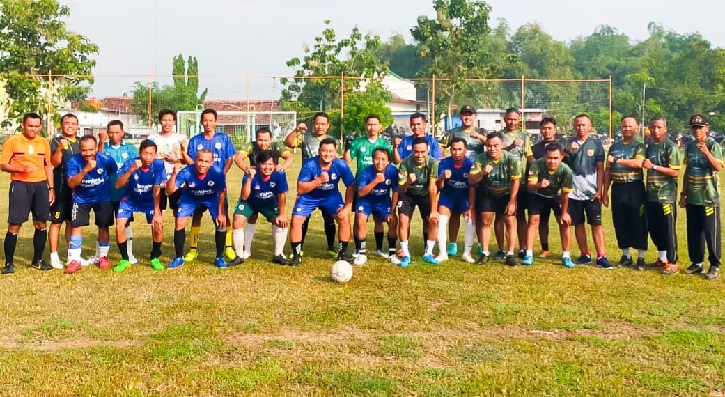 Perkuat Sinergitas, Babinsa Kepohbaru Bojonegoro Olahraga Bersama Perangkat Desa