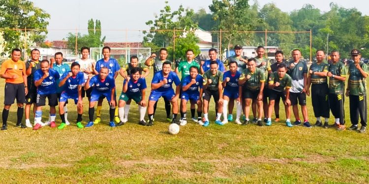 Perkuat Sinergitas, Babinsa Kepohbaru Bojonegoro Olahraga Bersama Perangkat Desa